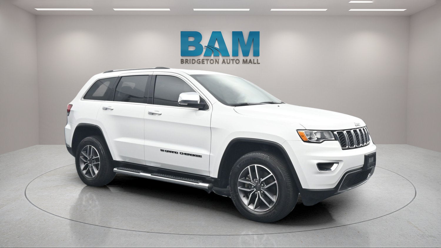 2022 Jeep Grand Cherokee WK Limited 4x4 in White — front three-quarter view