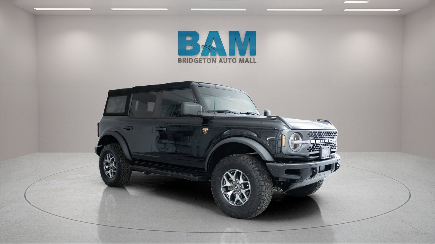 2022 Ford Bronco Badlands in Black — front three-quarter view