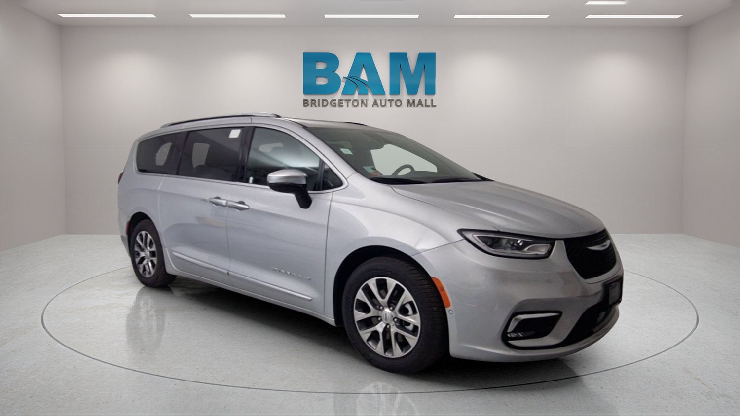 2023 Chrysler Pacifica Hybrid Pinnacle in Silver — front three-quarter view