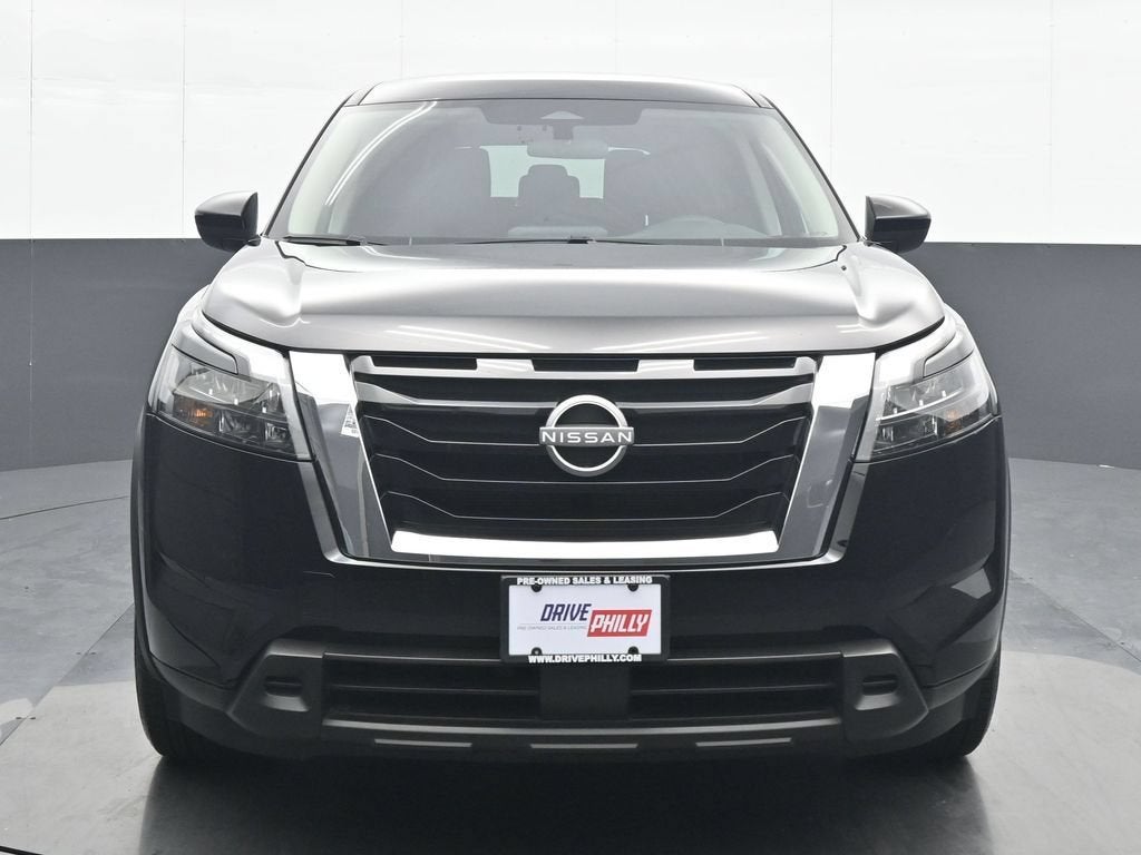 2025 Nissan Pathfinder S 4WD in Black — front three-quarter view